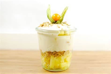 Kokos-Ananas-Dessert mit cremiger Schicht im Glas