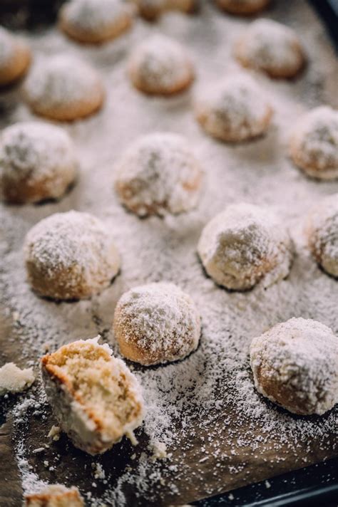 Kokos-Bällchen mit weißer Schokolade auf Backpapier