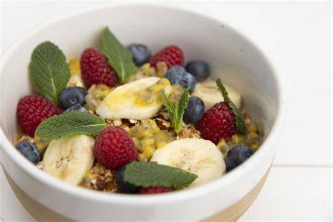 Kokos-Bananen-Joghurt mit frischen Früchten