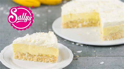 Kokos-Bananen-Kuchen angeschnitten - Anschnitt zeigt Schichten von Boden, Bananen und Creme