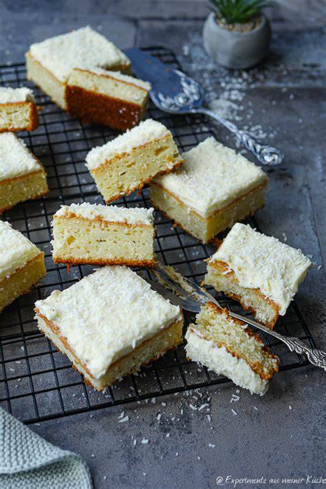 Kokos-Blechkuchen mit frischer Dekoration