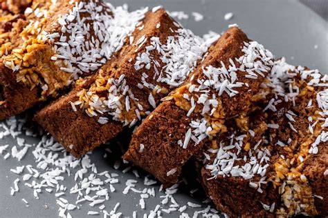 Kokos-Ganache überzogene Rolle, bestreut mit Kokosraspeln