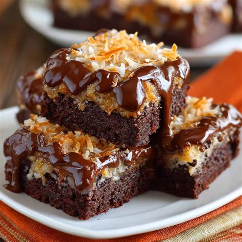 Kokos-Karamell Topping über Brownies