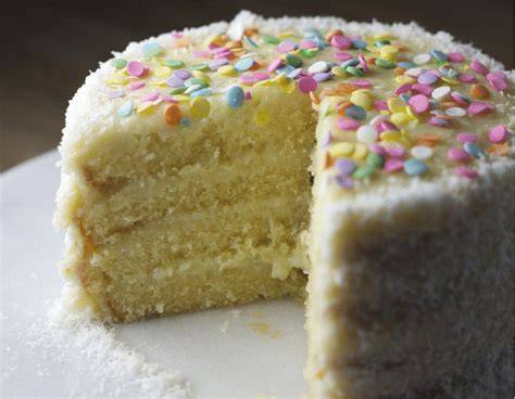 Kokos-Karamell-Topping, das gerade auf dem Kuchen verteilt wird
