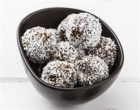 Kokos-Kugeln rollen und in Kokosraspeln wälzen