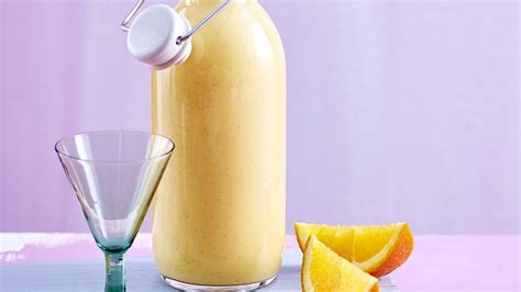 Kokos-Limetten-Makronen neben einem Glas Orangen-Eierlikör