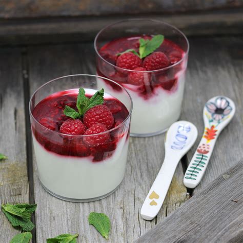 Kokos-Mousse mit Himbeeren und Minze garniert