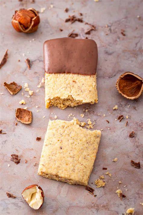 Kokos-Nougat-Knopf mit geschmolzener Kuvertüre halb überzogen