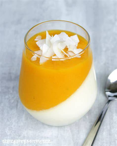 Kokos-Panna Cotta mit Mango-Sauce und Kokoschips