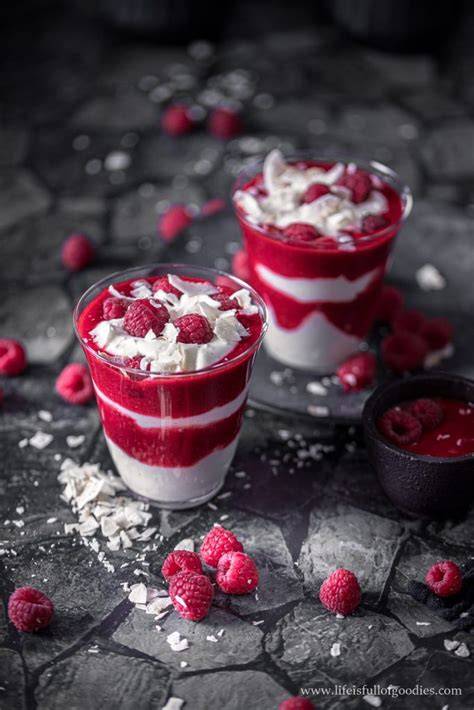 Kokos-Quark-Dessert mit Himbeeren