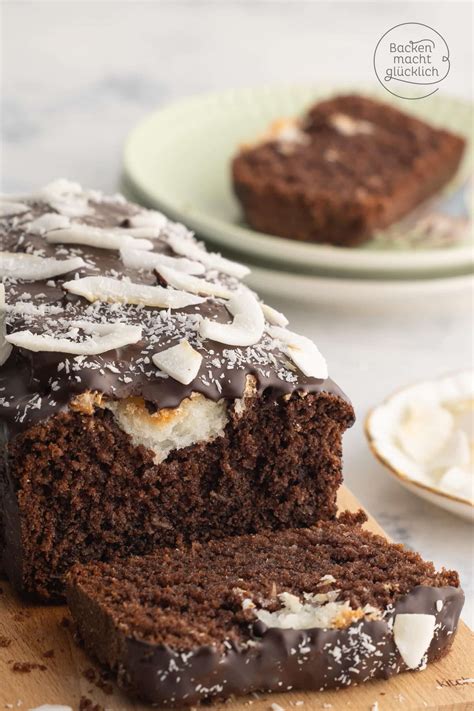 Kokos-Schoko-Kuchen angeschnitten mit cremiger Kokosfüllung