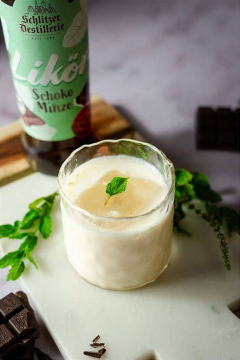Kokos-Schokoladencreme im Glas mit Minzblatt als Garnitur