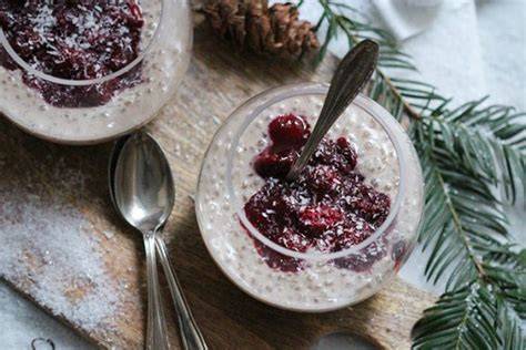 Kokos-Tapioka-Pudding mit heißen Zimtkirschen