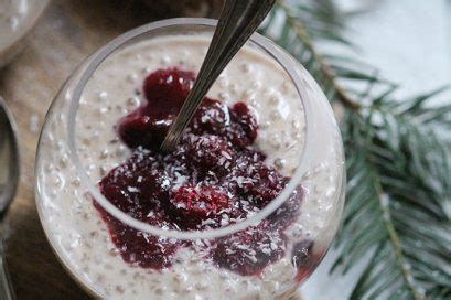 Kokos-Tapioka-Pudding mit heißen Zimtkirschen im Dessertglas