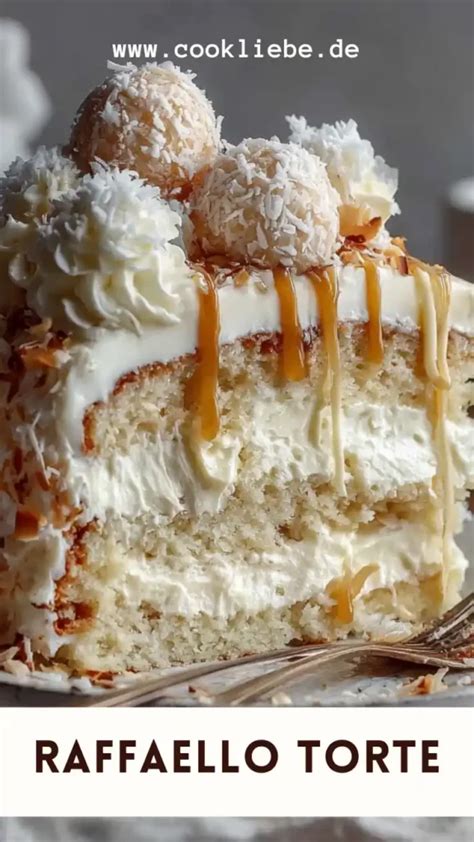 Kokos-Torte mit Dekoration, im Anschnitt
