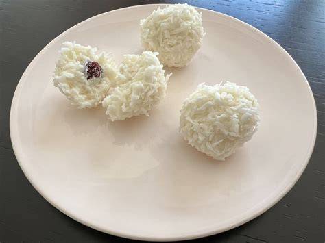 Kokosbällchen auf einem Teller