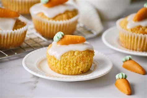 Kokosbällchen und Rüebli-Muffins auf einem Teller