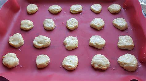 Kokosbusserl auf dem Blech: Portionieren mit zwei Teelöffeln