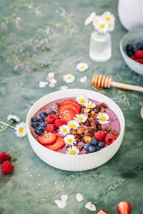 Kokoschips als Topping für Müsli und Smoothie Bowl
