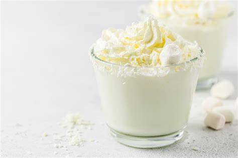 Kokoscreme: cremige Schichten, Kokosraspeln, Schokolade