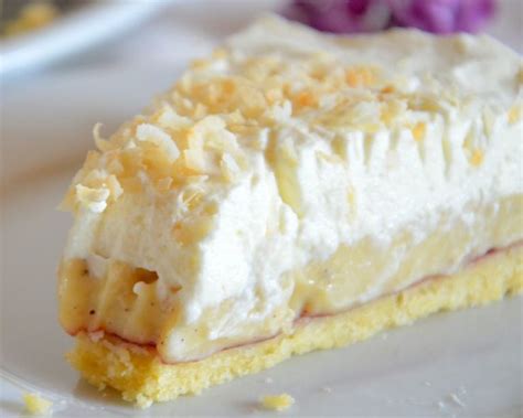 Kokoscremetarte mit Himbeermarmelade und gerösteten Kokosraspeln