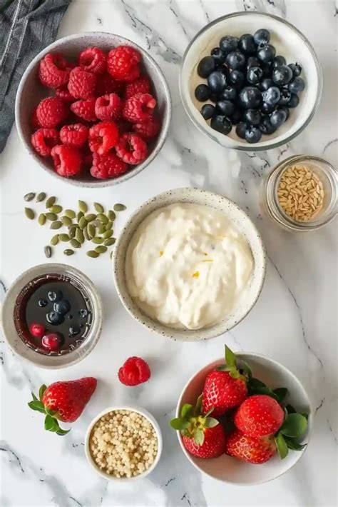 Kokosdessert mit Früchten und knusprigen Elementen