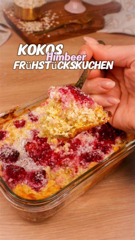 Kokoseis in Schüssel mit Kokosraspeln und Himbeeren