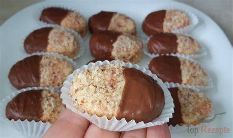 Kokoseis-Kreationen als Dessert mit Obst, Schokolade und Kokosraspeln