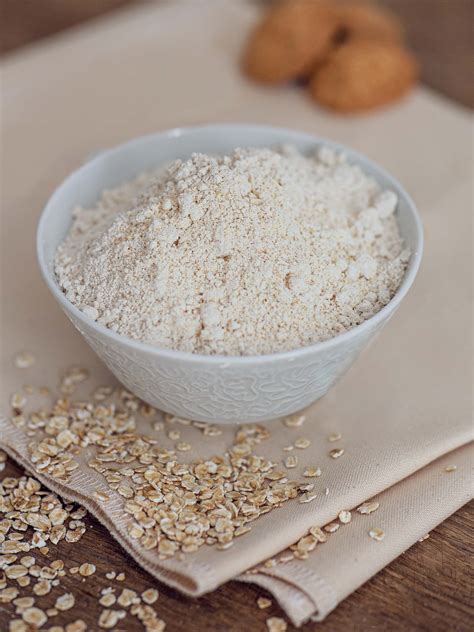 Kokosflocken, Vollkornmehl und Schüssel mit Teig