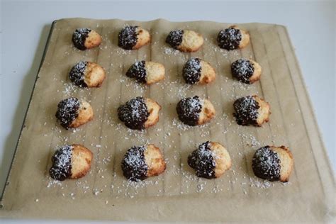 Kokoskekse auf Blech mit Schokodekor
