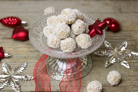 Kokoskugeln - weiße Schokoladenpralinen mit Kokosraspeln