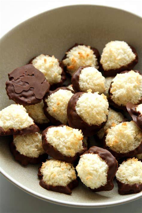 Kokosmakronen in Keksdose mit Schokoboden
