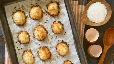 Kokosmakronen mit Marmeladenmulde vor dem Backen