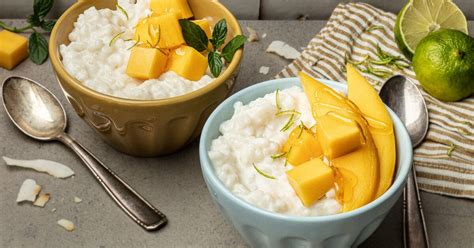 Kokosmilch und Mango als Zutaten für Milchreis