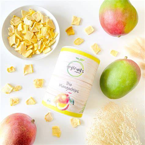 Kokosmilch-Dose neben frischen Mangos
