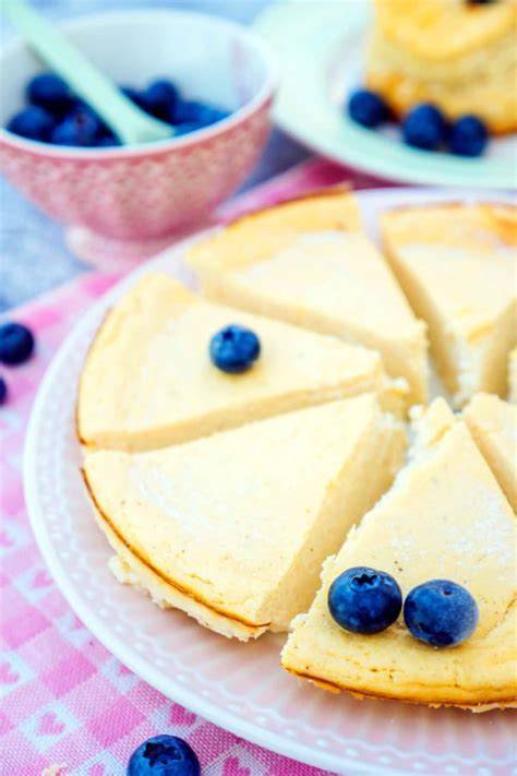 Kokosnuss, Magerquark und frische Zutaten für Low Carb Cheesecake mit Kokos