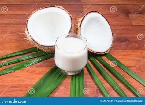 Kokosnuss und Kokosmilch: Frucht und Getränk
