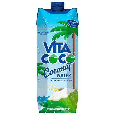 Kokosnusswasser in grüner Kokosnuss und Tetrapack, direkter Vergleich