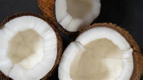 Kokosnusszubereitungen: Kokosmilch, Chips und frisches Fruchtfleisch