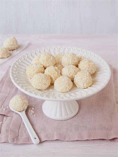 Kokospralinen mit Zartbitterschokoladenüberzug und Kokosraspeln