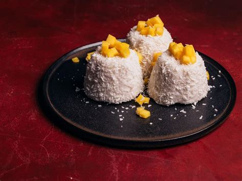 Kokospudding mit Mango und Kokosraspeln