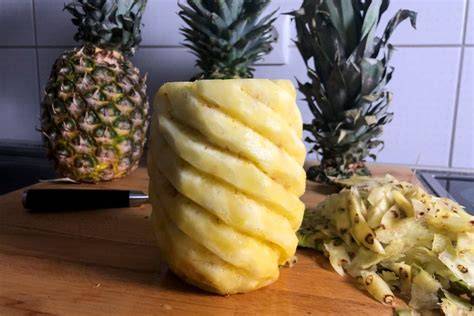 Kokosraspel rösten und Ananas in kleine Stücke schneiden