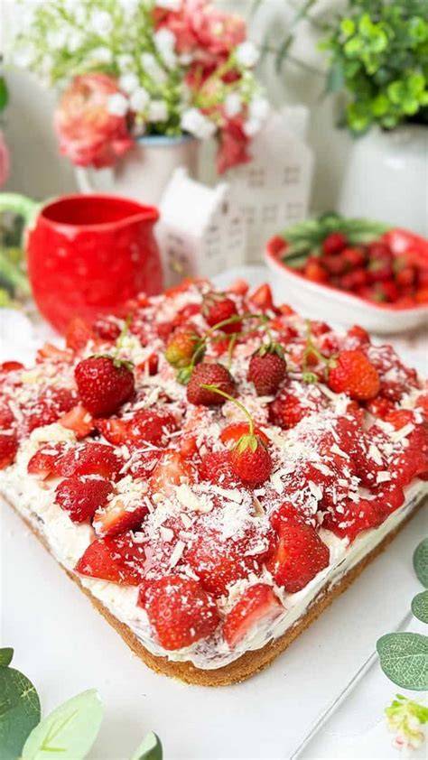Kokosraspel und frische Erdbeeren für perfekte Dekoration