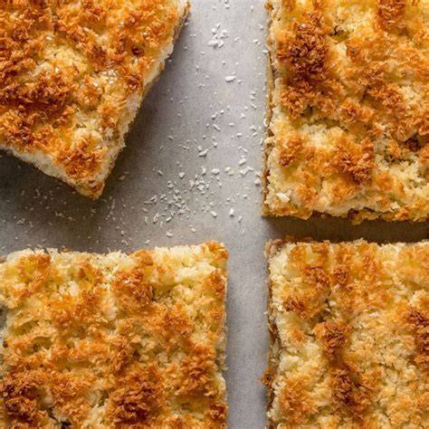 Kokosraspeln auf Streuseln über Blechkuchen