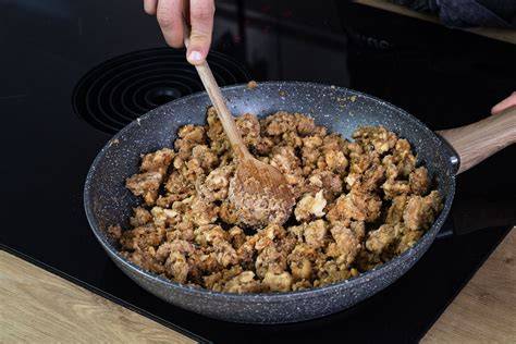 Kokosraspeln geröstet mit Zucker in einer Pfanne