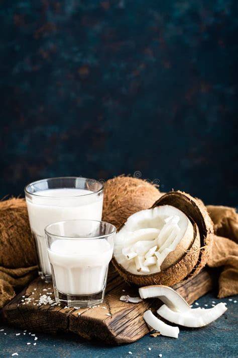 Kokosraspeln und frische Kokosmilch im Glas
