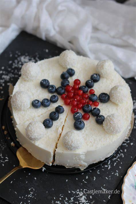 Kokostorte mit Deko-Ideen: Raffaello, Beeren, essbare Blüten