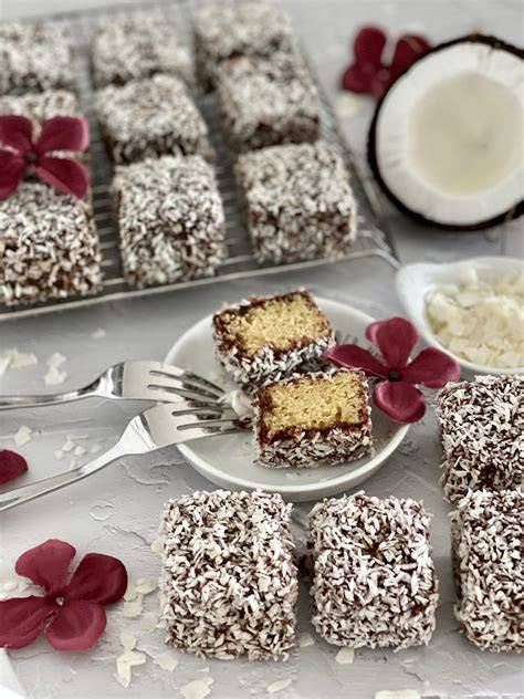 Kokoswürfel werden in Kokosraspeln gewälzt