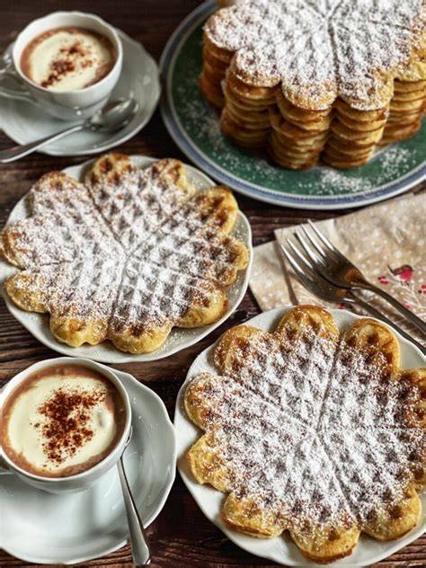 Kokoswaffel frisch aus dem Waffeleisen mit Mango und Sahne