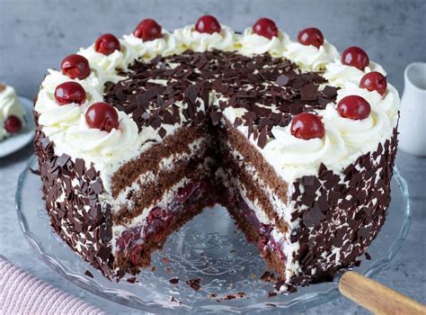 Kollage: Milka Torte neben Schwarzwälder Kirsch- und Malakofftorte